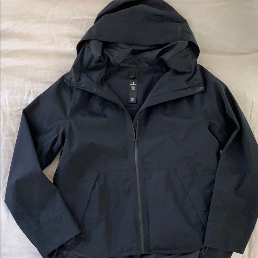 Lululemon rain jacket size 6